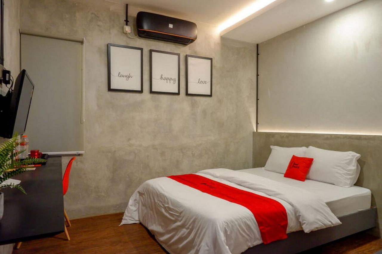 RedDoorz Plus near Kawasan Sam Poo Kong Semarang Bagian luar foto