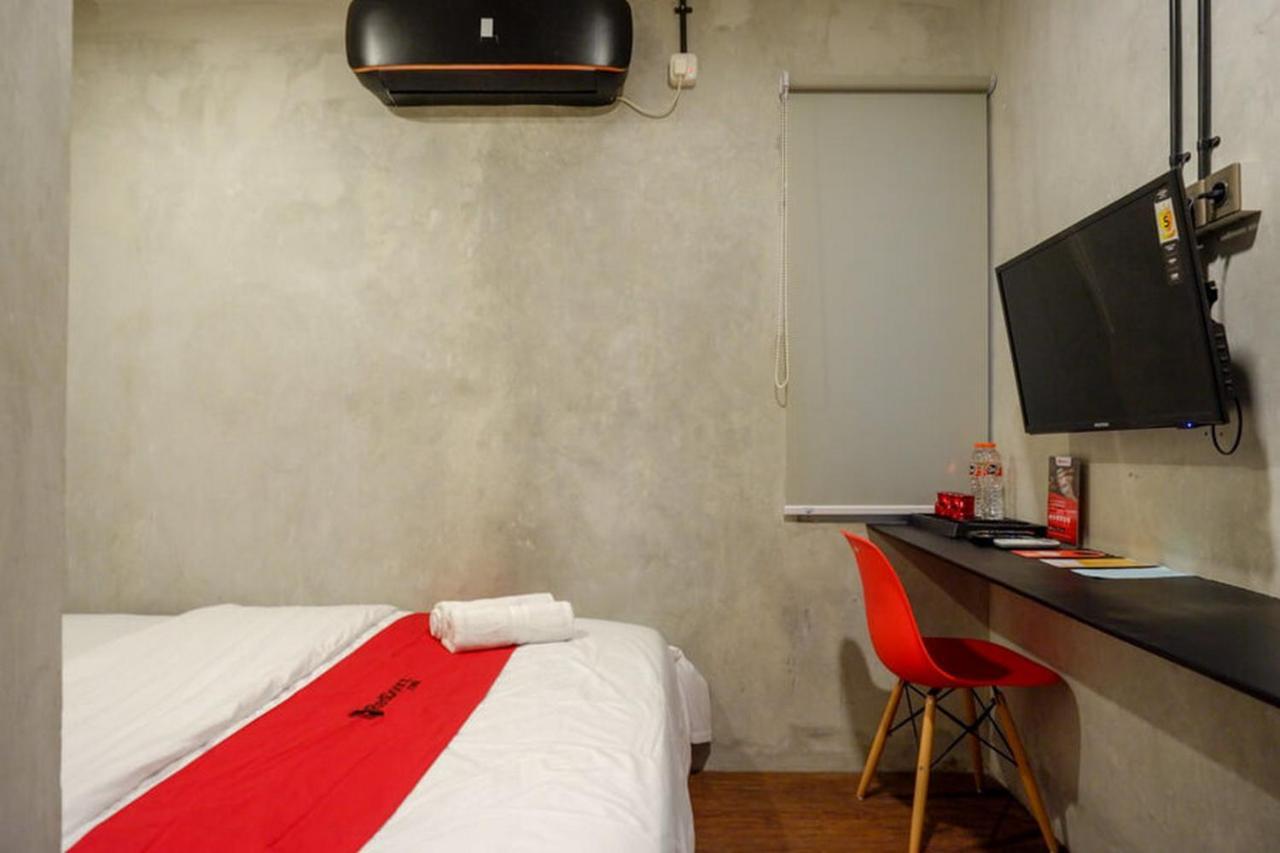 RedDoorz Plus near Kawasan Sam Poo Kong Semarang Bagian luar foto