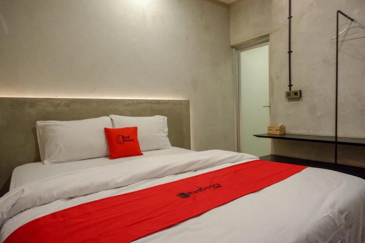 RedDoorz Plus near Kawasan Sam Poo Kong Semarang Bagian luar foto