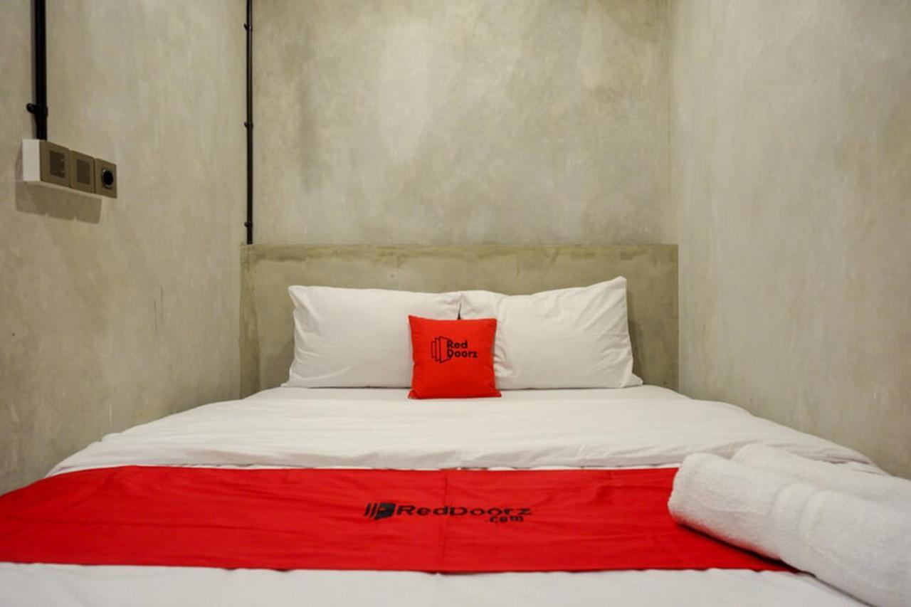 RedDoorz Plus near Kawasan Sam Poo Kong Semarang Bagian luar foto
