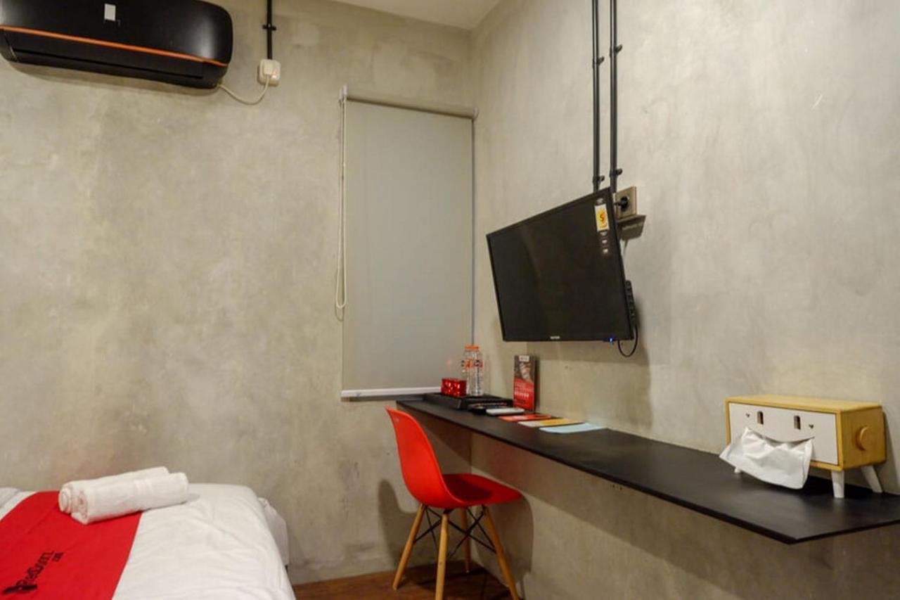 RedDoorz Plus near Kawasan Sam Poo Kong Semarang Bagian luar foto