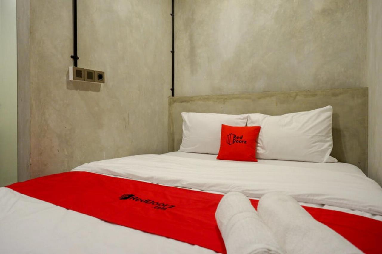 RedDoorz Plus near Kawasan Sam Poo Kong Semarang Bagian luar foto